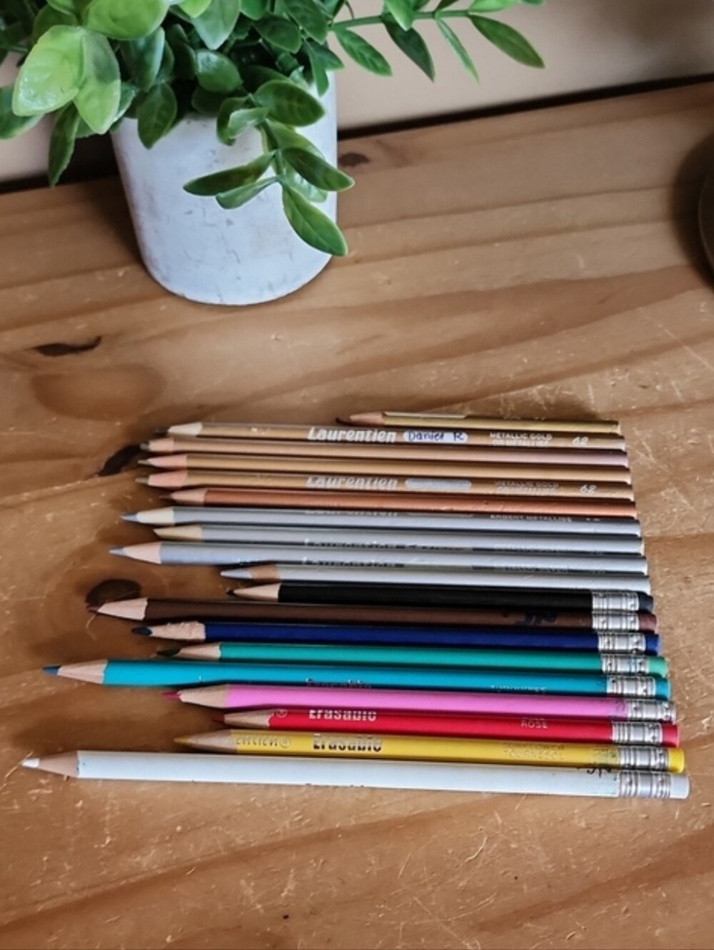 19 Vintage Laurentien Pencil Crayons